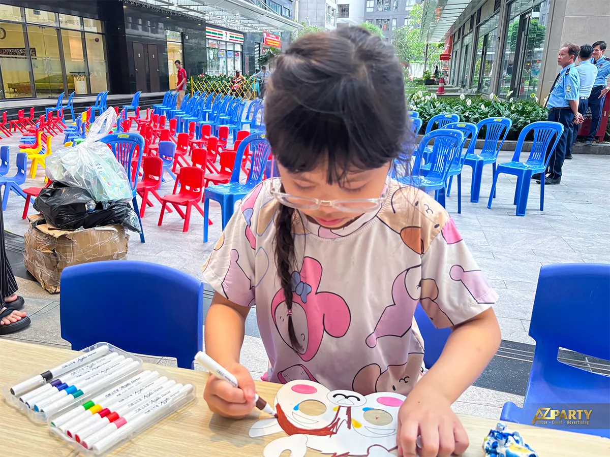Bé gái tô màu sản phẩm thủ công trong chương trình Trung thu Orchard Parkview