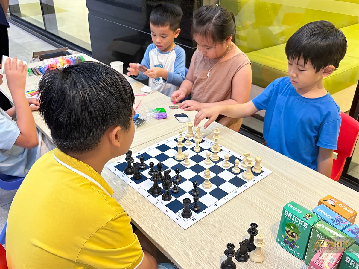 Các em nhỏ chơi cờ vua và làm đồ thủ công tại Orchard Parkview