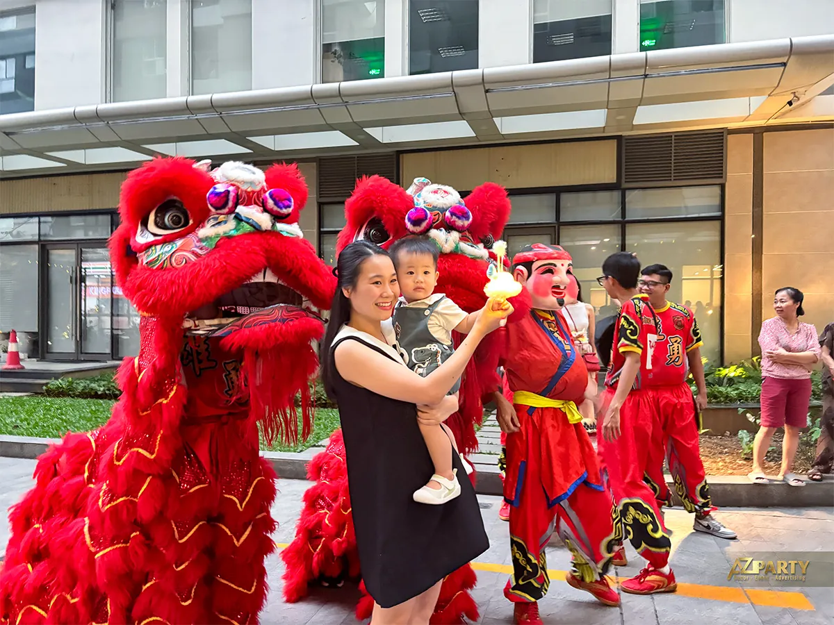 Đội lân đỏ giao lưu cùng trẻ em tại Orchard Parkview