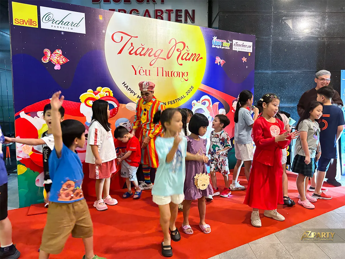 Các em nhỏ tham gia trò chơi trên sân khấu Trung thu Orchard Parkview