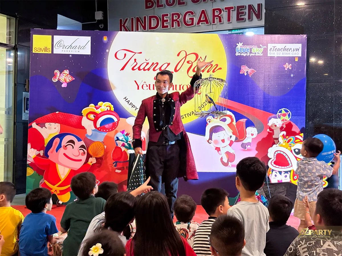 Ảo thuật gia trình diễn trước trẻ em tại ngày hội Trung thu Orchard Parkview