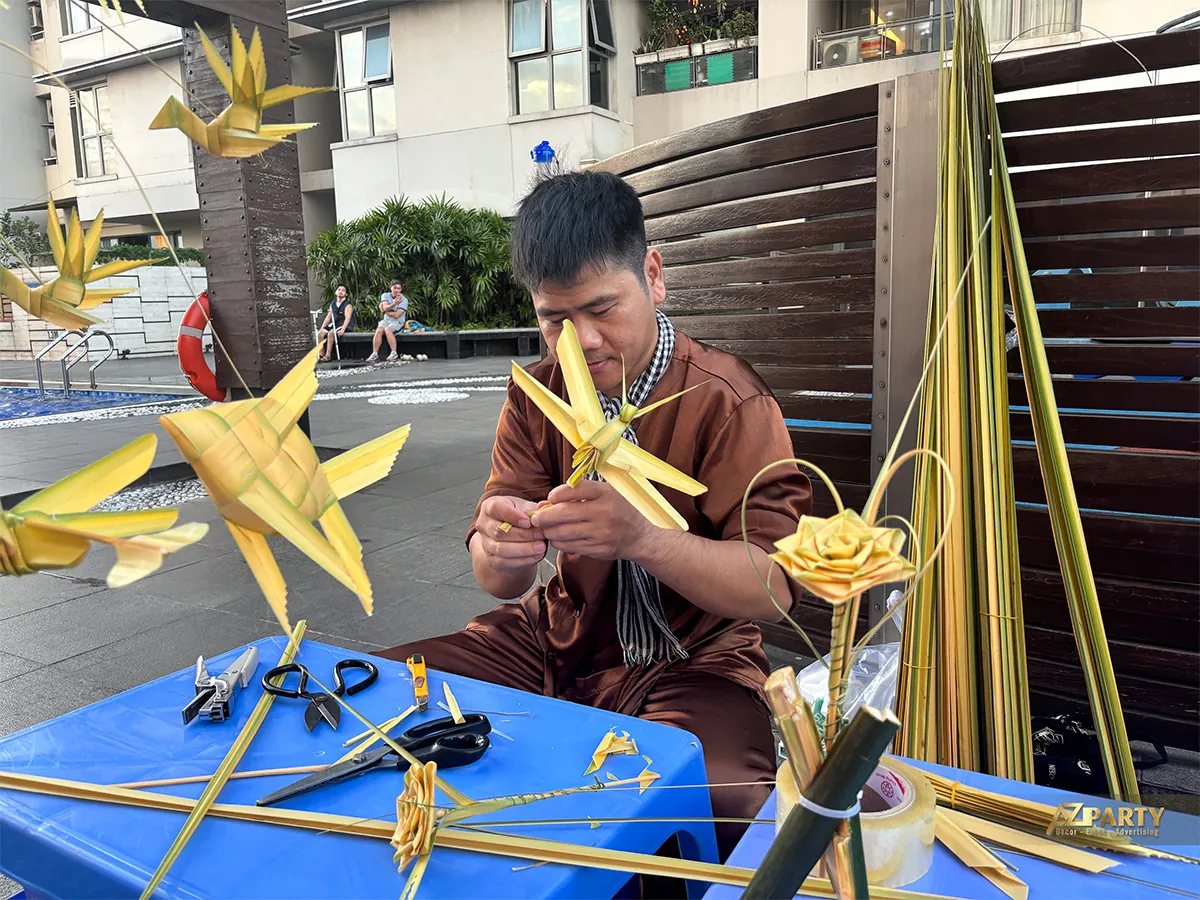 Nghệ nhân xếp lá dừa thành đồ chơi cho trẻ em tại The EverRich