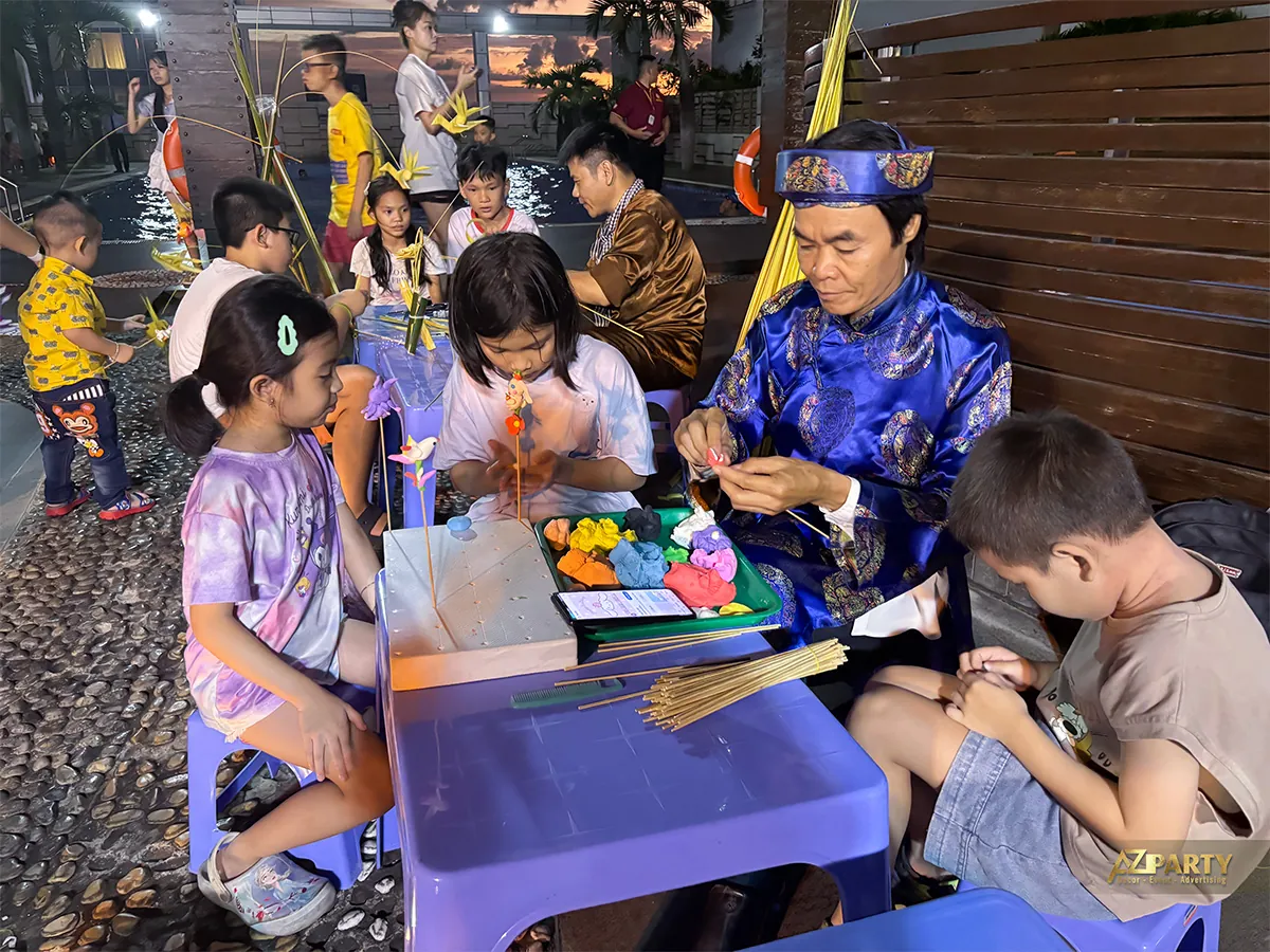 Trẻ em ngồi quanh bàn nghệ nhân tại khu trải nghiệm Trung thu The EverRich