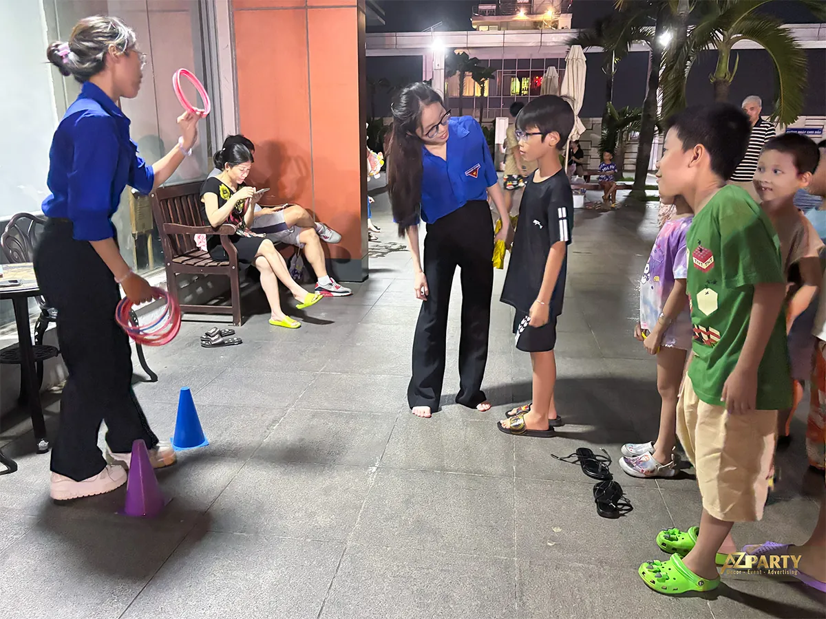 Các em nhỏ xếp hàng tham gia trò chơi vận động tại The EverRich