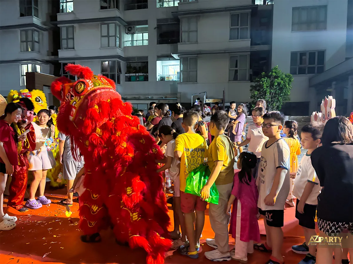 Đoàn lân giao lưu với trẻ em trong Đêm hội Trăng Rằm The EverRich