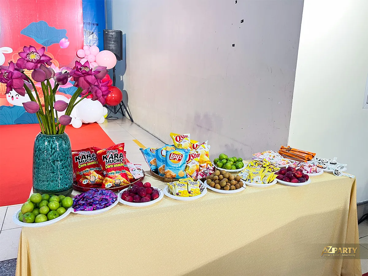 Bàn bánh kẹo và trái cây phục vụ gia đình nhân viên trong chương trình Trung thu Vifon