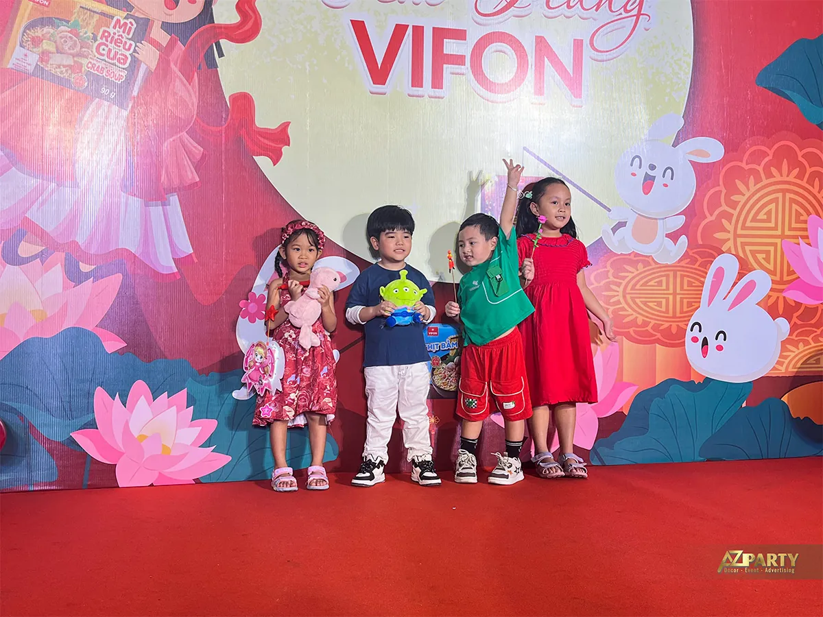 Nhóm trẻ em giao lưu trên sân khấu Đêm Trung thu Vifon 2025