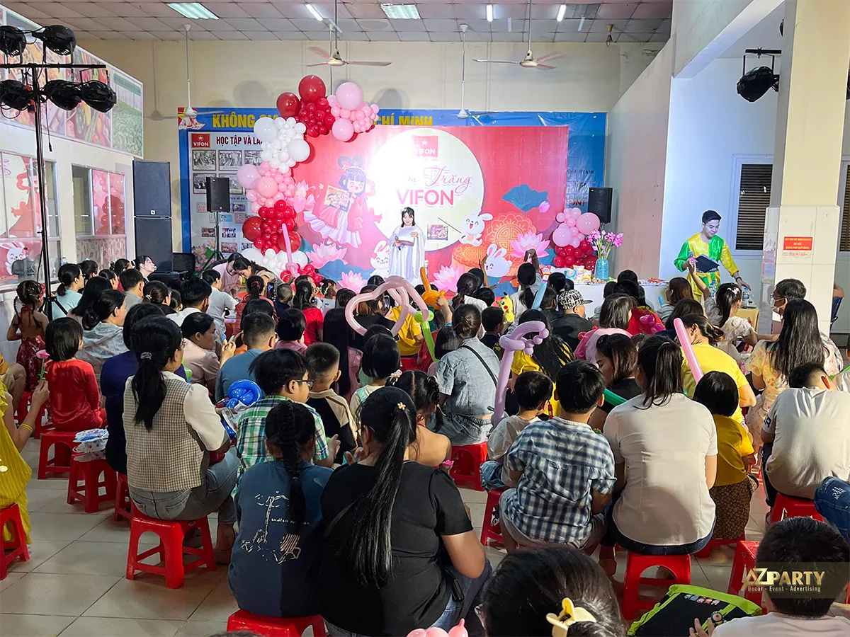 Gia đình nhân viên theo dõi chương trình Trung thu trước sân khấu Vifon