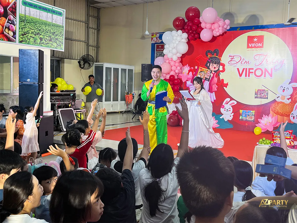 Tiết mục sân khấu tương tác cùng trẻ em tại Đêm Trung thu Vifon