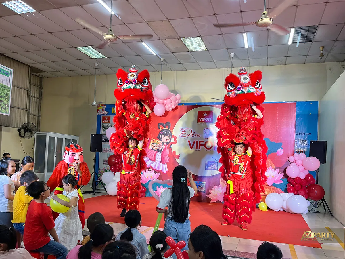 Hai lân đỏ biểu diễn trên sân khấu Trung thu Vifon