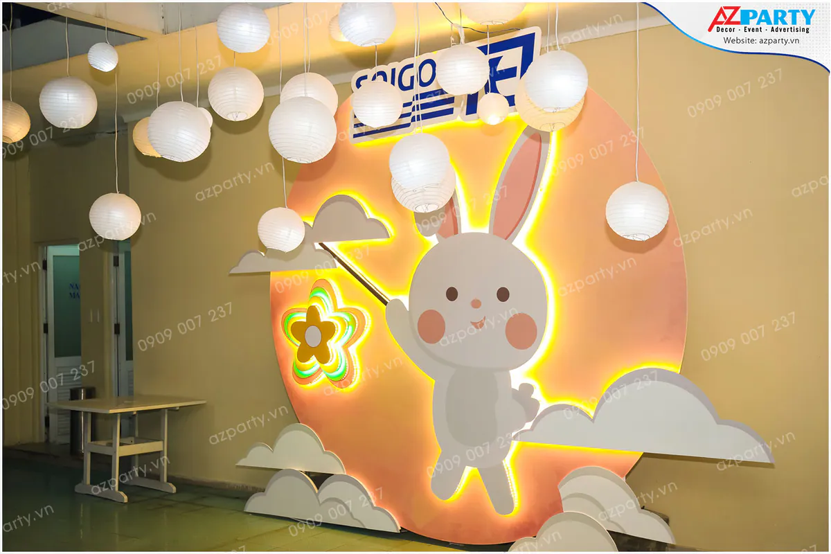 Toàn cảnh khu vực sân khấu trung thu Saigontel nổi bật với viền bong bóng màu xanh, cam, vàng rực rỡ.