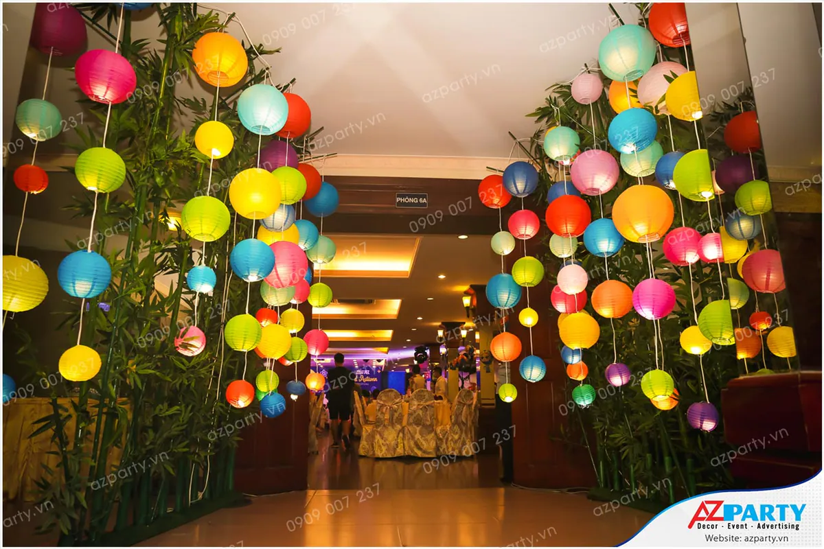 Khu vực tổ chức ngày hội được trang hoàng lồng đèn trung thu giấy bóng kiếng đỏ treo cao truyền thống.