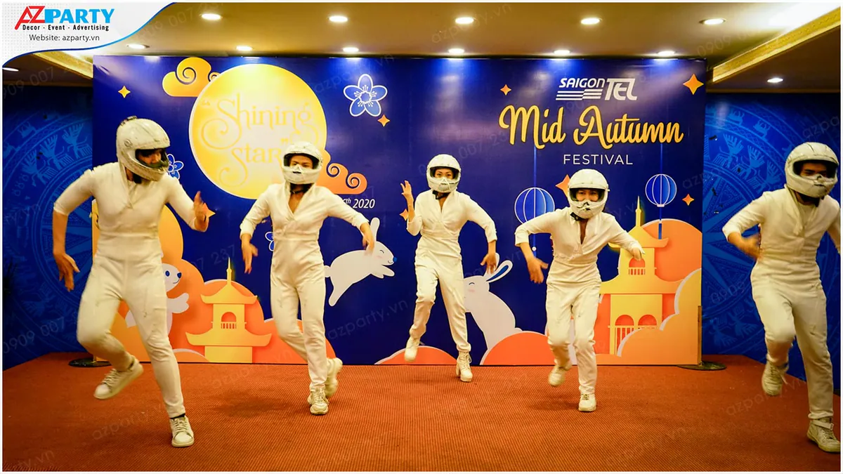 Chú Cuội MC hoạt náo sân khấu với các trò chơi đố vui nhận quà đầy kịch tính cho các bé.