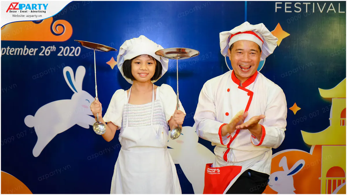 Các bé thiếu nhi quây quần giao lưu và đút tay sờ thử chú lân đỏ mang may mắn.