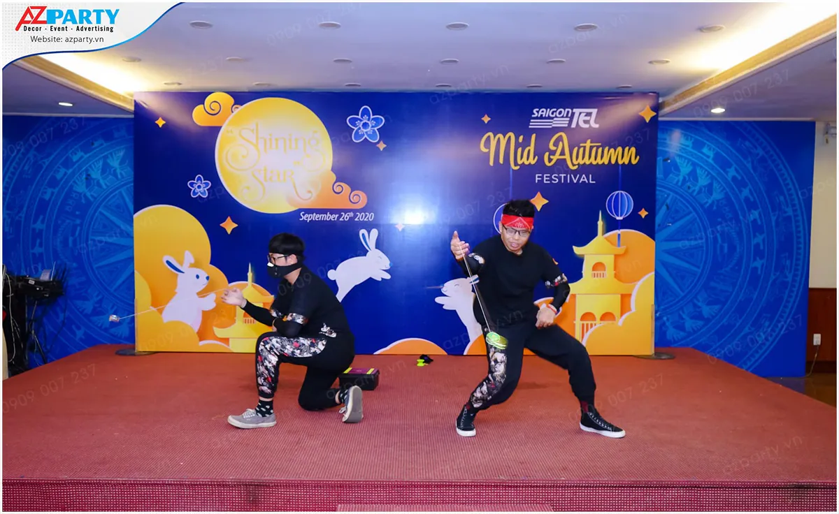 Ảo thuật gia biểu diễn tiết mục ảo thuật chim bồ câu đầy bí ẩn lôi cuốn mọi ánh nhìn.