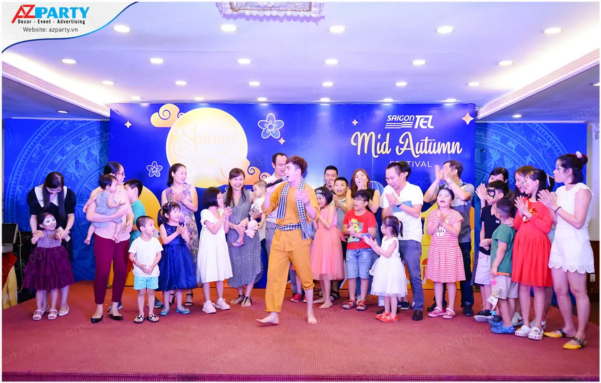 Các bé thiếu nhi tự tin lên sân khấu nhận những phần quà trung thu ý nghĩa từ công ty Saigontel.