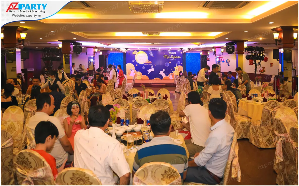 Chú Cuội và Chị Hằng vui mừng trao quà trung thu cho các em nhỏ ngoan ngoãn xuất sắc nhất sự kiện.