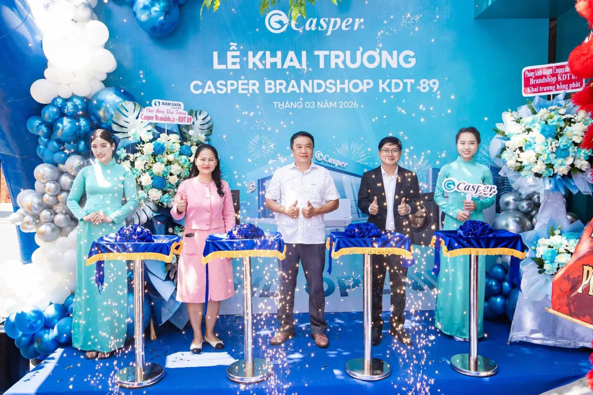 Ban lãnh đạo Casper Brandshop KDT 89 chụp hình trên sân khấu sau khi cắt băng khai trương