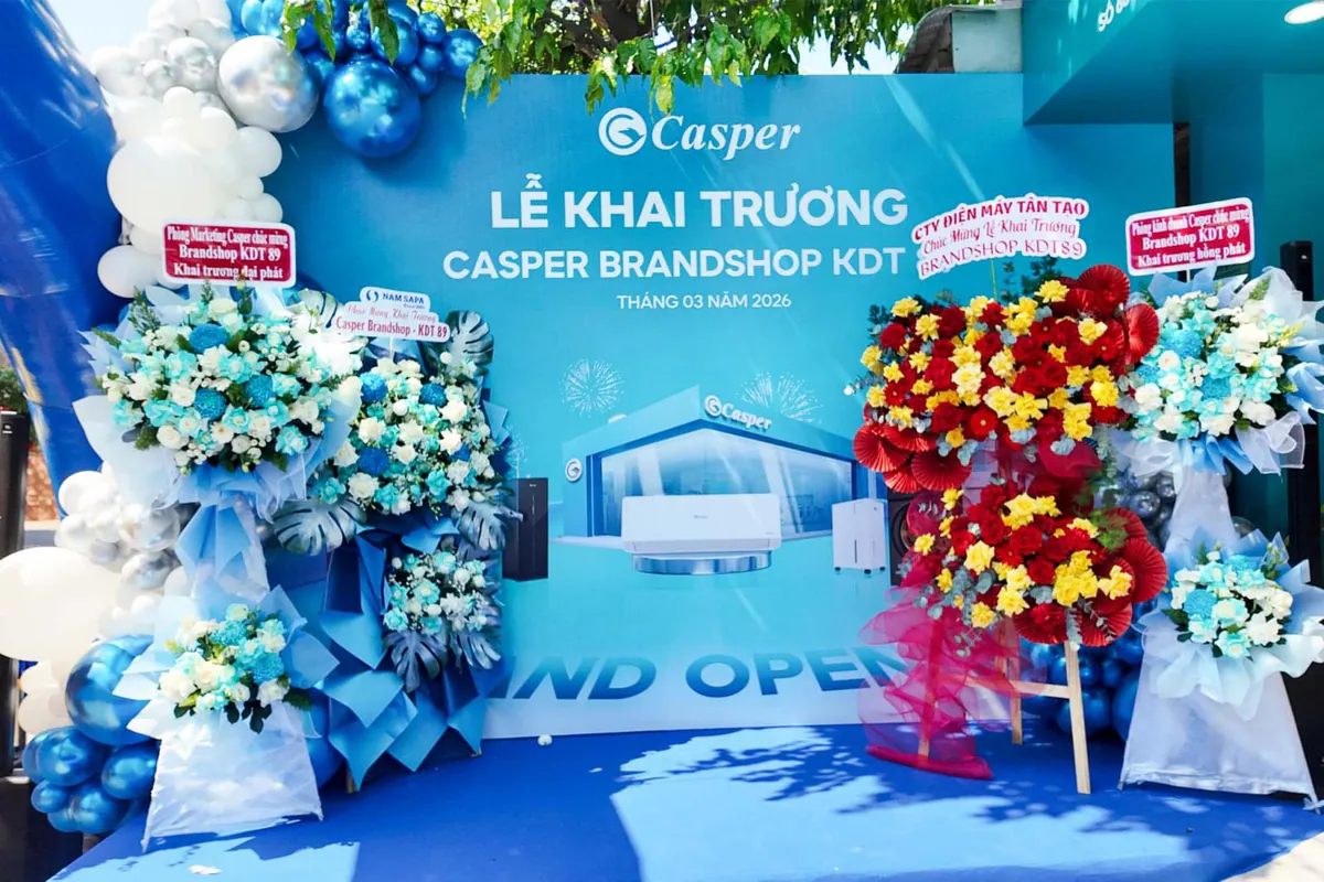 Backdrop khai trương của Casper Brandshop KDT 89 được dựng theo tone màu xanh ngọc, 2 bên là hoa tươi chúc mừng