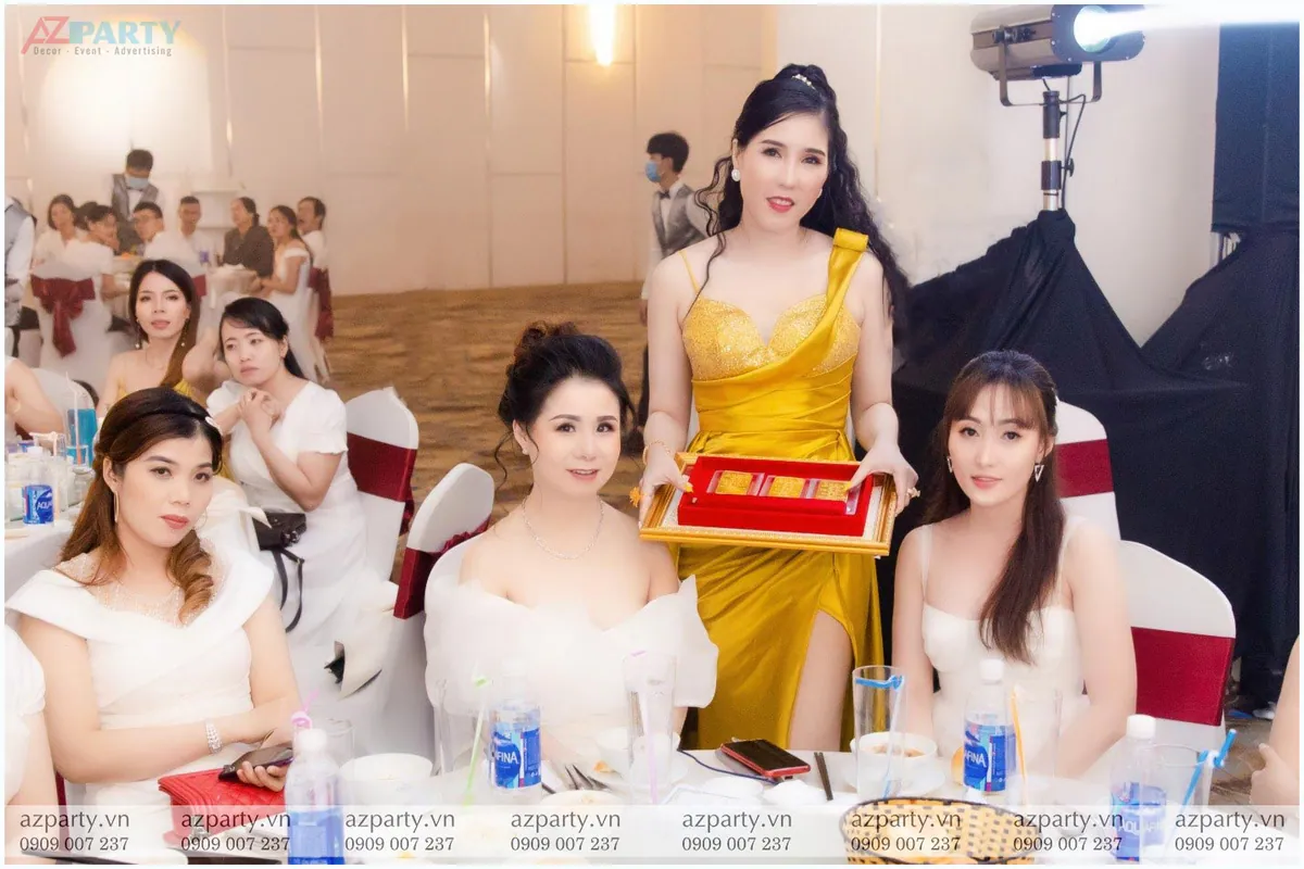 Khách mời nhận thưởng vàng miếng giá trị tại đêm tiệc N-Collagen