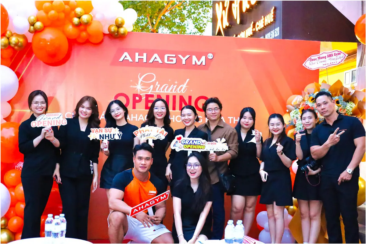 Đội ngũ huấn luyện viên AHAGYM cùng khách mời chụp hình lưu niệm trong ngày lễ khai trương.