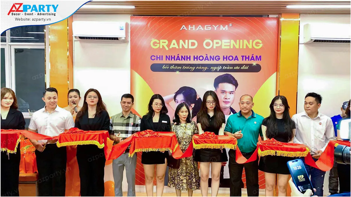 Ban quản lý cắt băng khánh thành khai trương chi nhánh phòng tập AHAGYM Hoàng Hoa Thám mới.