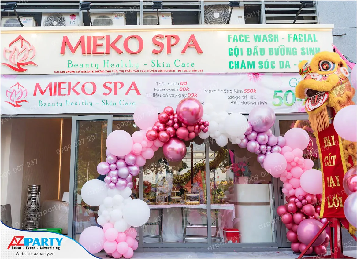 Cổng chào bóng bay và liễn câu đối đỏ chúc mừng khai trương Mieko Spa cơ sở Bình Chánh phát tài.