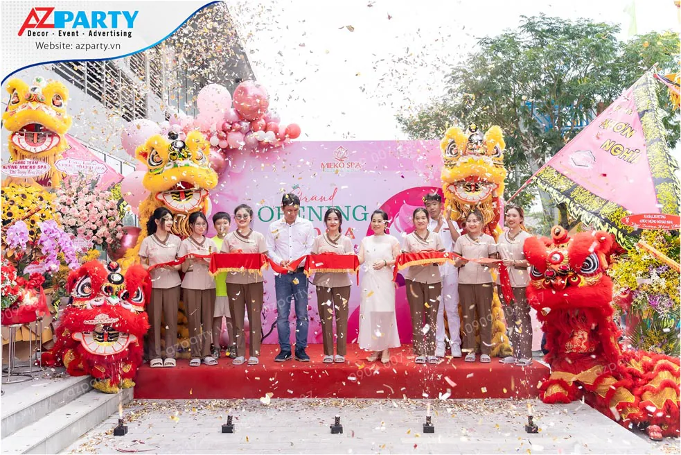 Toàn cảnh lễ cắt băng khánh thành khai trương Mieko Spa cơ sở Bình Chánh trang trọng ngoài trời.
