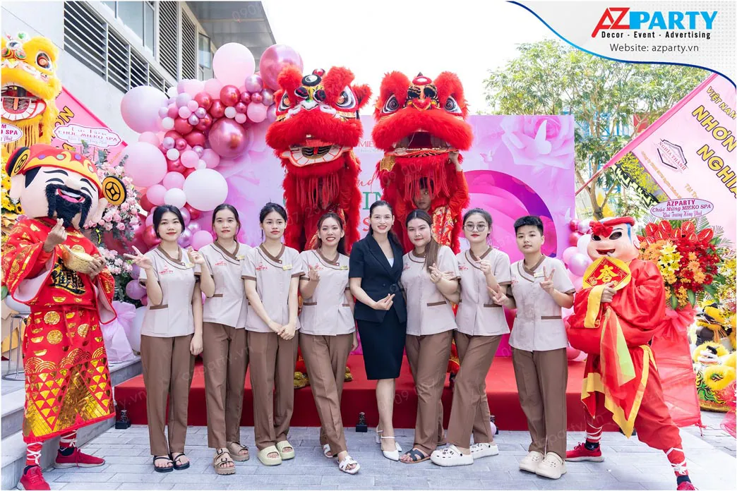 Đội ngũ nhân viên Mieko Spa chụp ảnh kỷ niệm cùng đội lân và Thần Tài tại lễ khai trương.