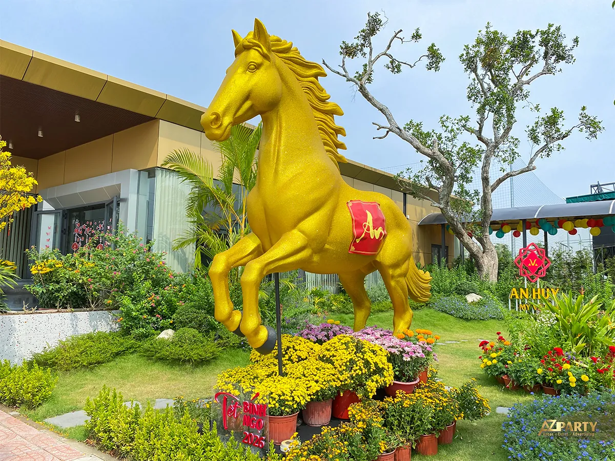 Tượng ngựa vàng Bính Ngọ giữa vườn hoa Tết tại dự án An Huy