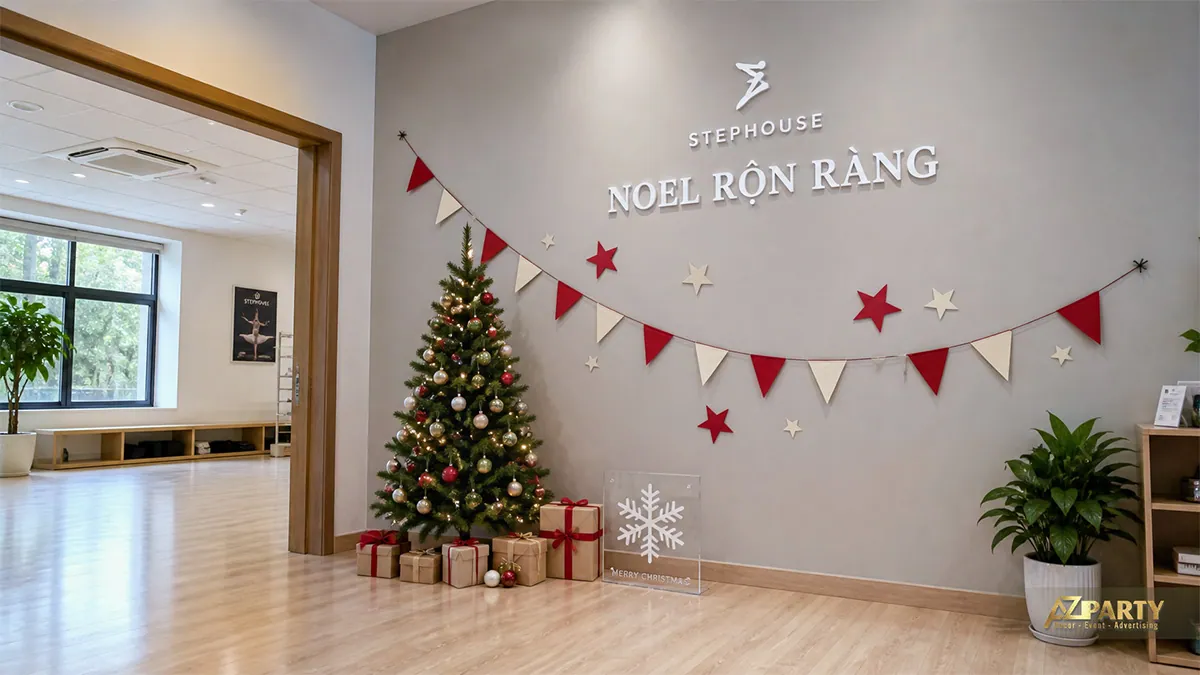 Văn phòng với dây tam giác, cây thông mini và decal Giáng sinh