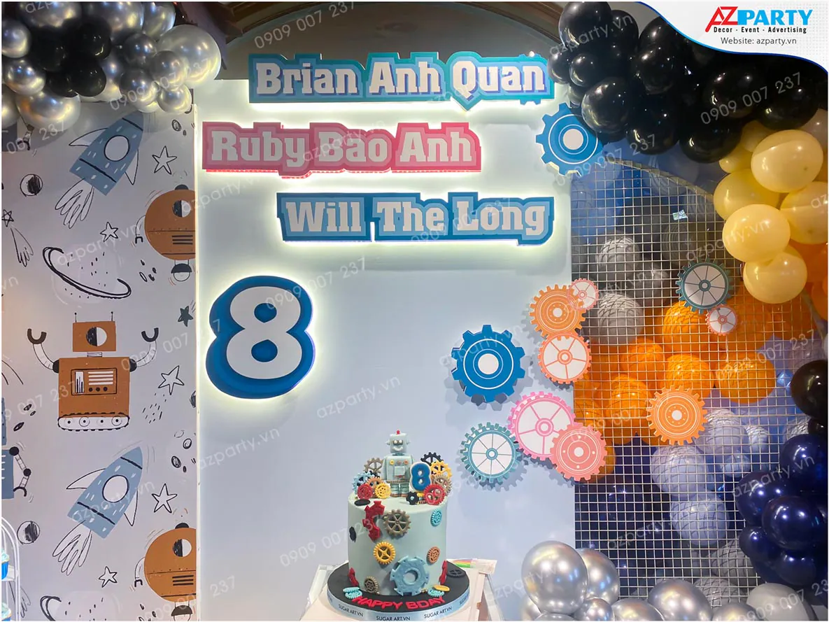 Bánh sinh nhật 3D chủ đề robot đặt trước bảng tên và số 8 phát sáng cùng các chi tiết bánh răng cơ khí nhiều màu sắc trang trí bắt mắt.
