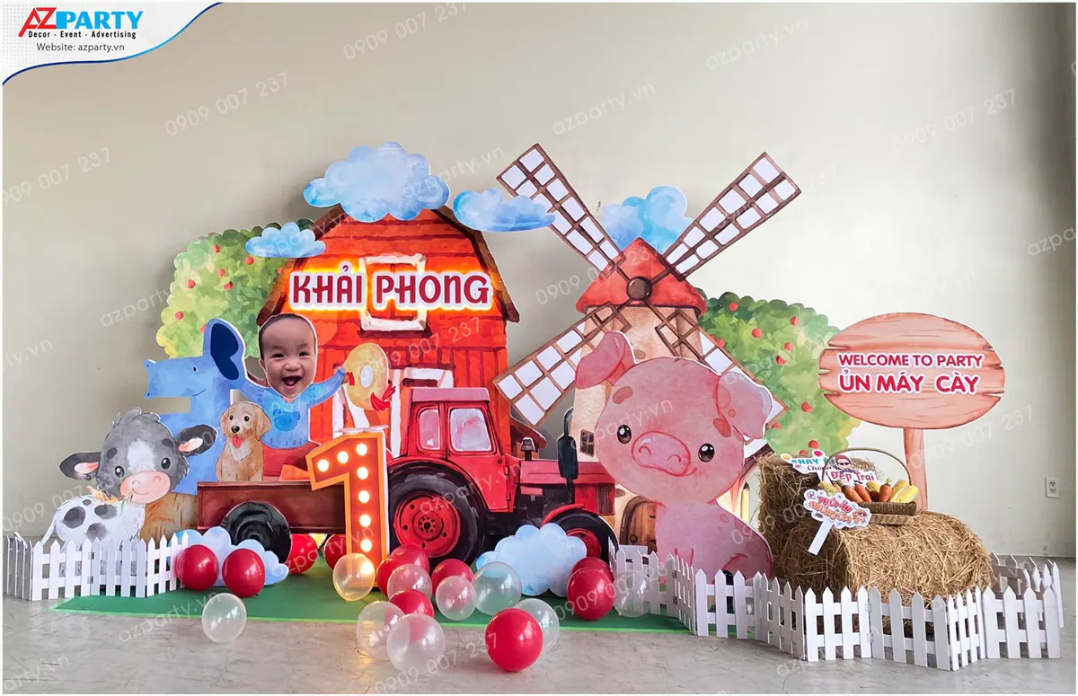 Trang trí sinh nhật chủ đề nông trại vui vẻ (Happy Farm) cho bé Khải Phong tròn 1 tuổi với mô hình nhà kho đỏ, cối xay gió và chú heo hồng.