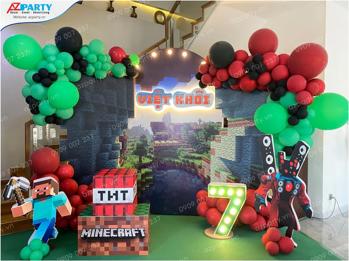 Không gian trang trí sinh nhật chủ đề game Minecraft sống động cho bé Việt Khôi 7 tuổi có số 7 đèn marquee rực rỡ và mô hình nhân vật Steve.