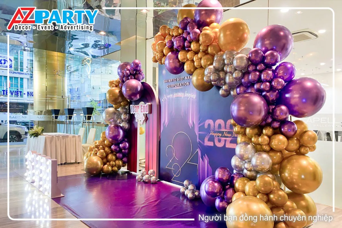 Góc nghiêng khu vực booth check-in Year End Party Shinryo Vietnam Corporation, cho thấy thiết kế 3D nổi bật kết hợp bóng bay và ánh đèn lung linh.