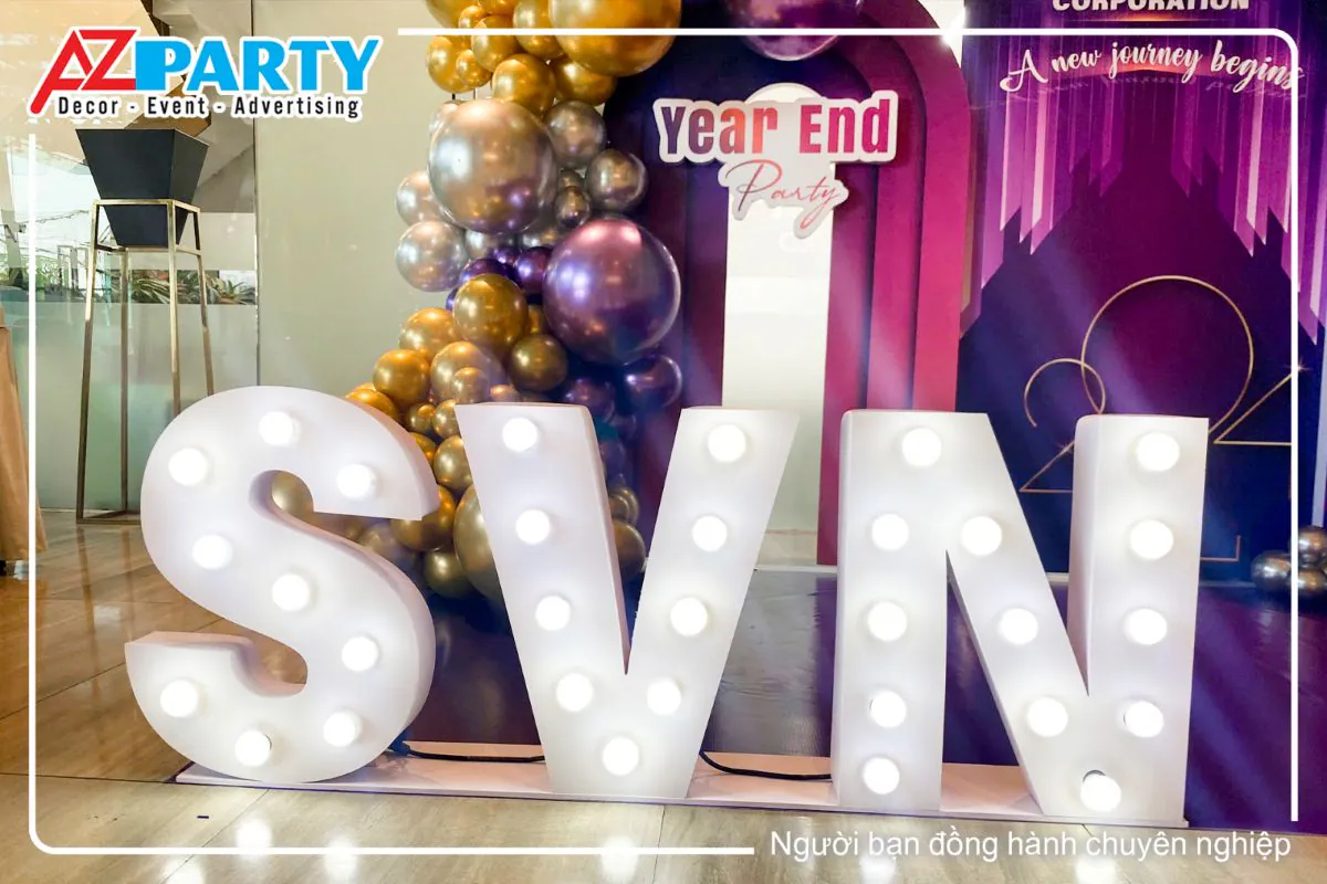 Cận cảnh mô hình chữ SVN viết tắt phát sáng bằng bóng đèn LED tròn nổi bật tại sự kiện tất niên Shinryo Việt Nam.