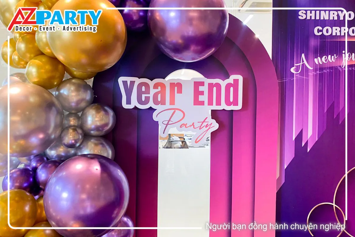 Cận cảnh dòng chữ Year End Party uốn nổi 3D tinh xảo gắn trên cổng vòm trang trí bong bóng nghệ thuật của sự kiện Shinryo.