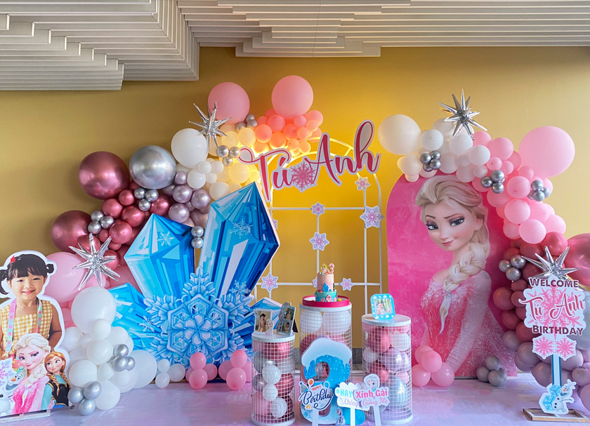 Tiệc sinh nhật Frozen hồng pastel đầy sáng tạo của bé gái Tú Anh