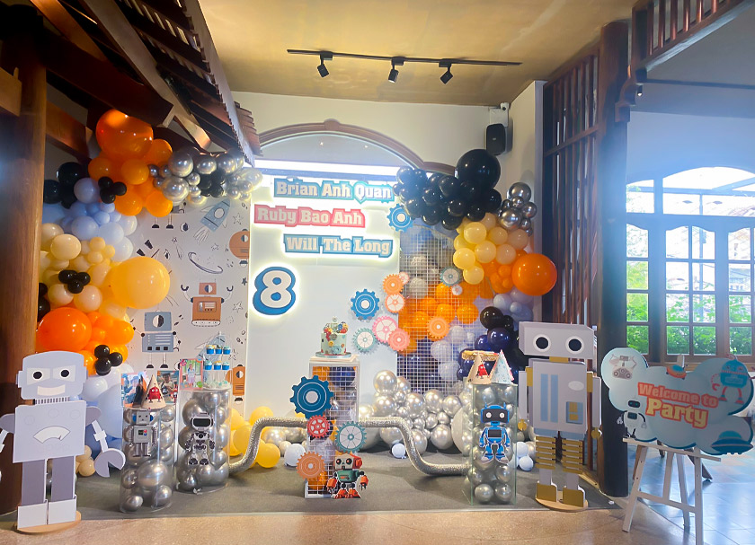 Vũ trụ Robot thu nhỏ trong tiệc sinh nhật thú vị của bé