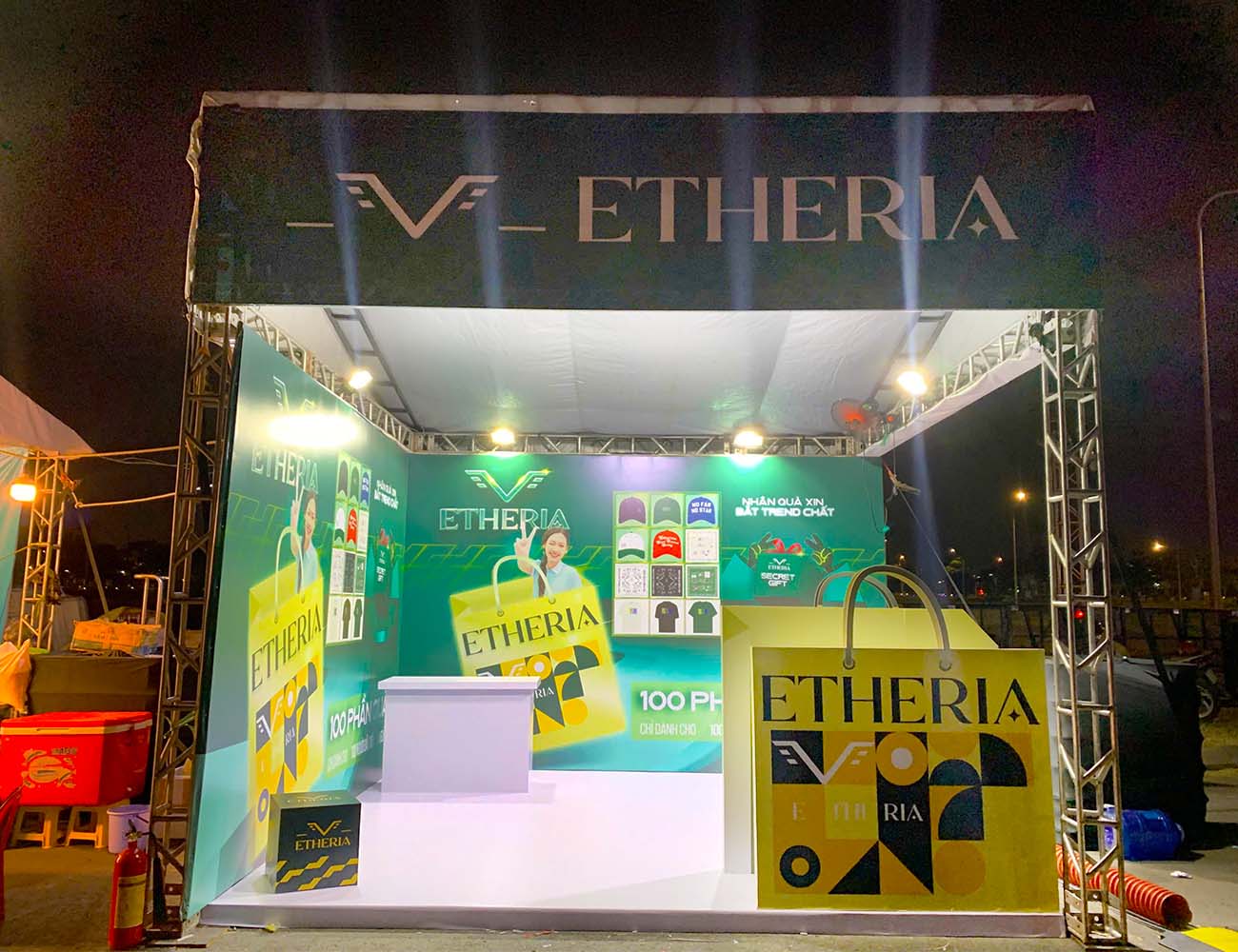 Booth quảng cáo thương hiệu Etheria tại Concert 5 anh trai say hi