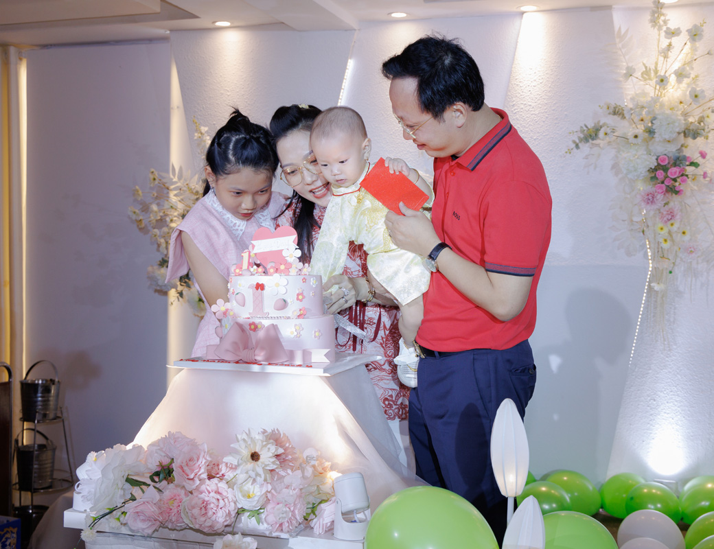 Tiệc thôi nôi bé Đông Doanh siêu đáng yêu với concept đại dương