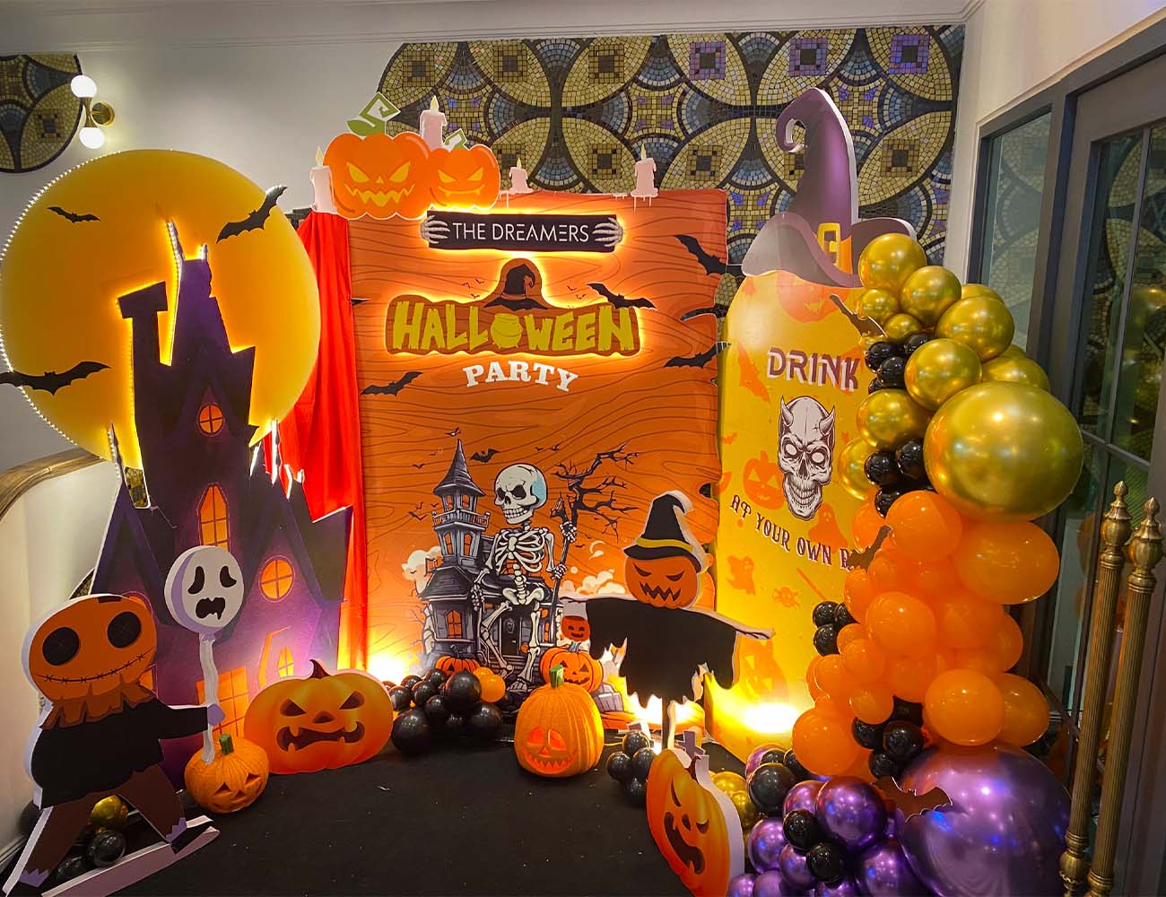 The Dreamers đón Halloween với background trang trí ấn tượng