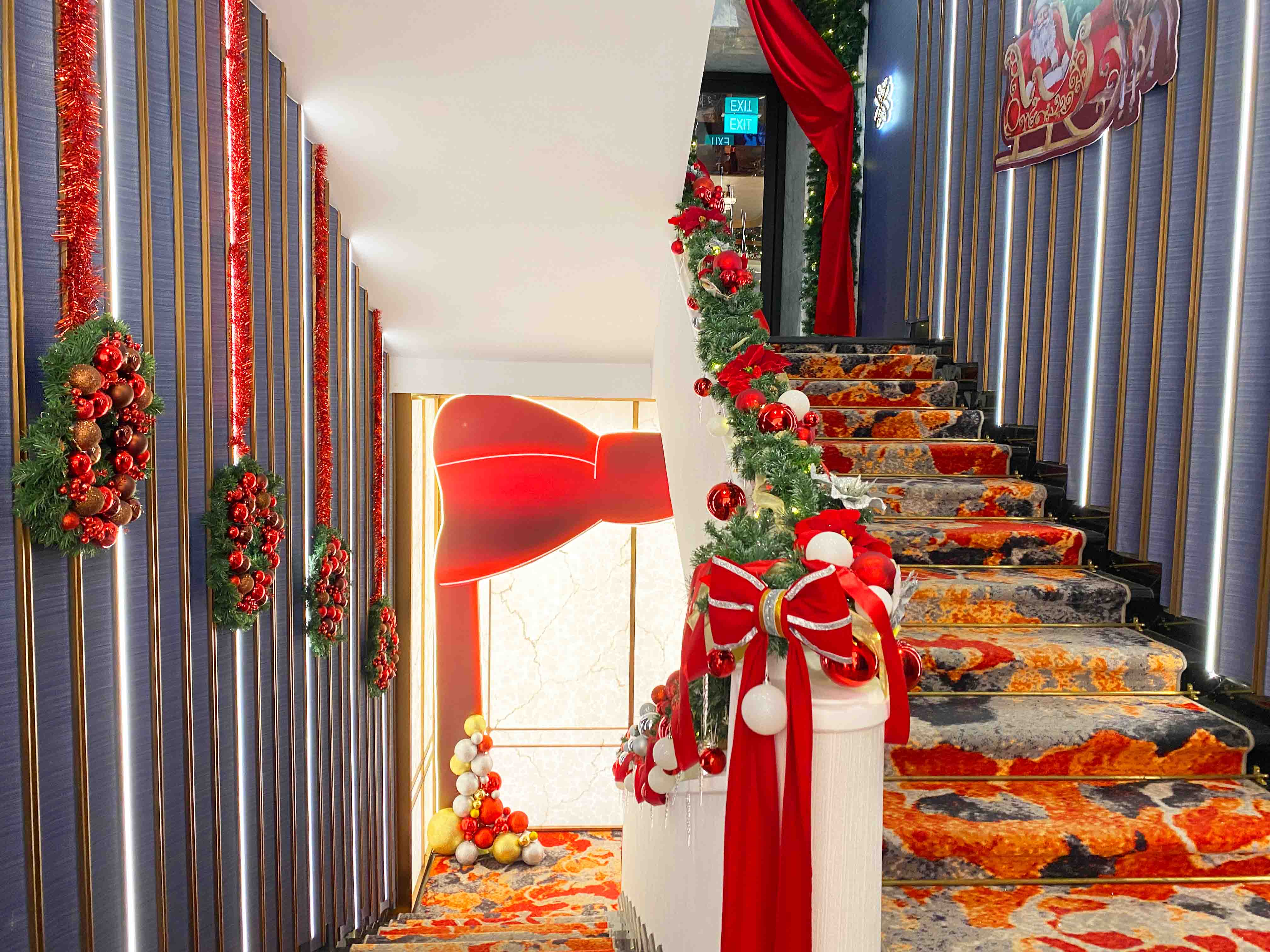 Trang Trí Noel Cosmo tại Rex Hotel – Rực Rỡ & Ấn Tượng Với Concept Ribon Đỏ