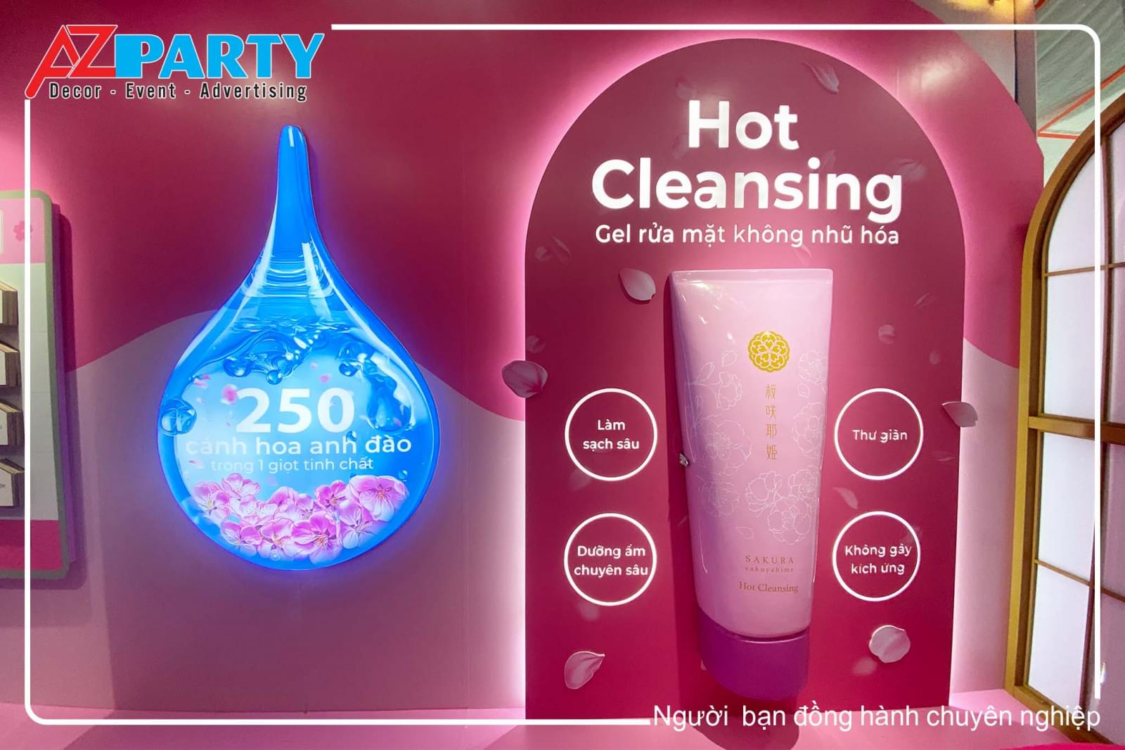 mô hình tuýp kem mỹ phẩm và hình ảnh biểu tượng giọt nước tinh chất