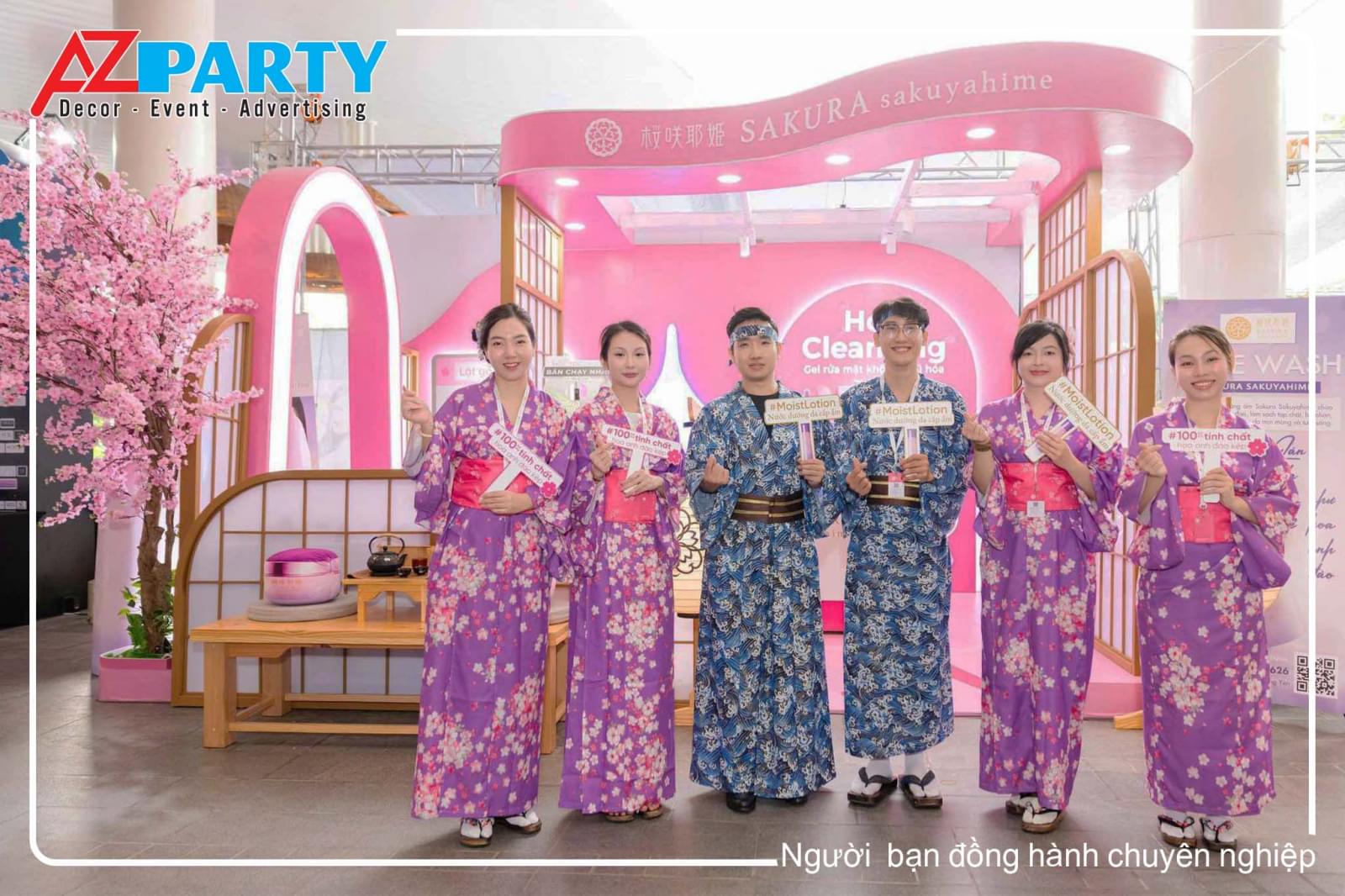 Đội ngũ nhân viên sakura chụp hình trước booth 