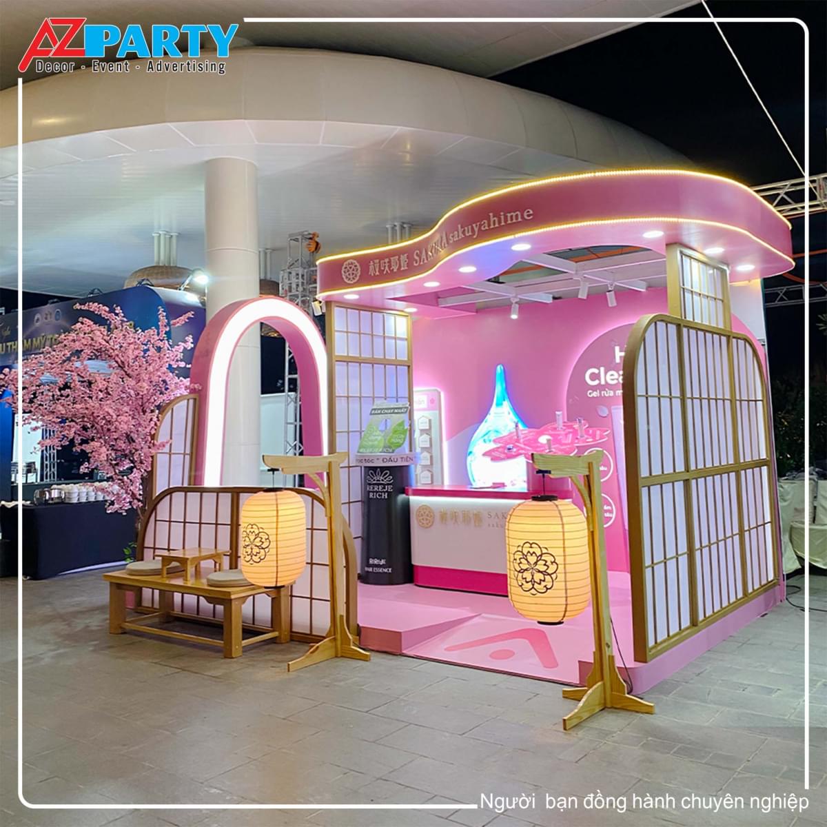 Cận cảnh góc bên phải booth sakura