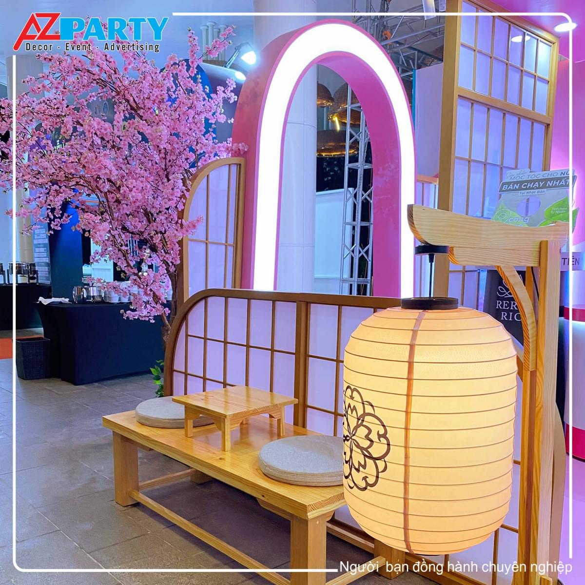cận cảnh bàn và đèn lồng trang trí tại booth
