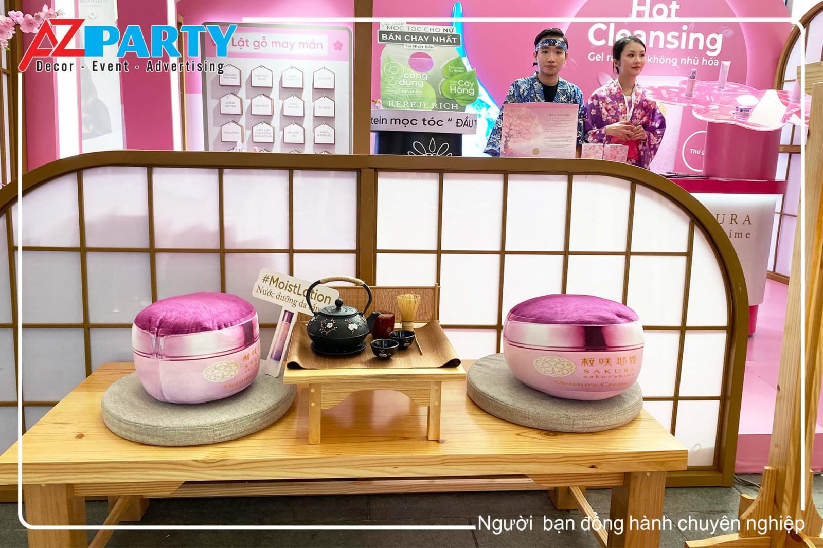 cận cảnh nhân viên đứng trong booth