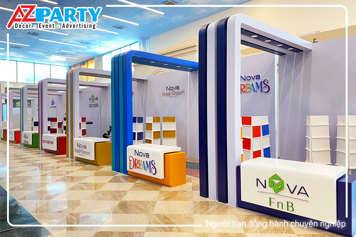 các booth của Novaland do AZparty thực hiện, mỗi booth mang một màu sắc riêng theo từng thương hiệu, các booth nằm bên trái sân khấu