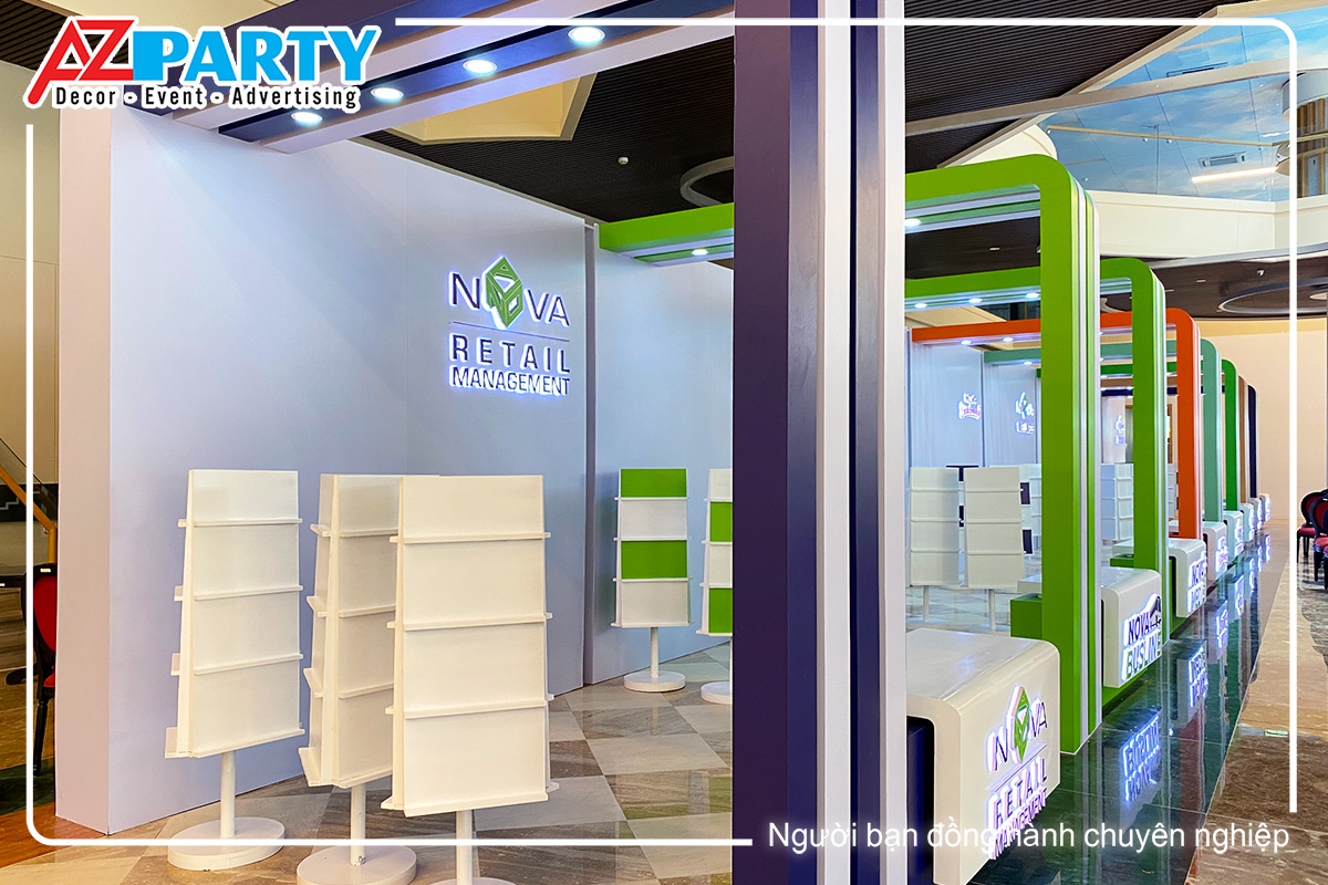 Các booth bên phải sân khấu với các thương hiệu khác nhau